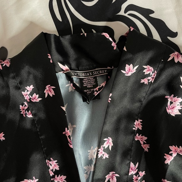 Victoria Secret Black and pink Japanese flower silk robe - Picture 3 of 4